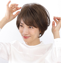 お客さまのご希望により、ヘアスタイルに合ったメイクやファッションなどのアドバイスを行います。